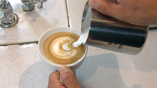Latte art tutorial: how to draw Leaf and Tulip